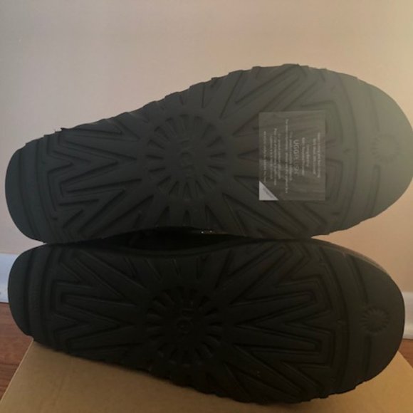 UGG short suede sheepskin stud II boot. Size: 8, 9 - Picture 9 of 15